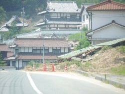 会場周辺には豪雨災害の爪痕が残る（１７日）