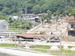 会場周辺には豪雨災害の爪痕が残る（１７日）