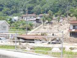 会場周辺には豪雨災害の爪痕が残る（１７日）