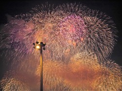 間近で見る海上花火は圧巻