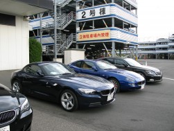 毎回様々なハイレンジ車が並ぶ本館横のブース
