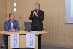 研修冒頭で挨拶を行なう岩瀬会長