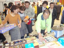 入札商品を選ぶ会員とその家族