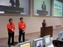 挨拶に立つ高屋理事長