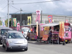 会場前には屋台も出店した