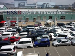 100台近い当日出品車が並ぶ会場正面
