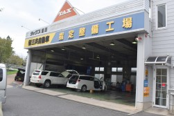 自社指定整備工場を完備、車検業務の短縮につながっている