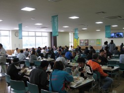 食堂も混雑する来場状況