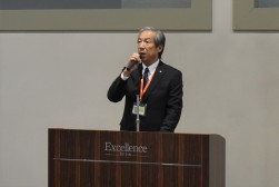 来賓挨拶を述べるJUC高谷社長