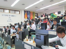 九州各県の青年部会員が集まり、満席状態のセリ会場