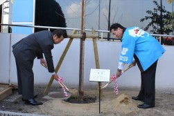 植樹を行う加藤理事長（左）と兼松筆頭副理事長（右）