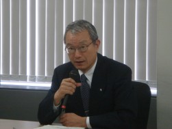 挨拶を行う中山理事長