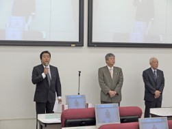 挨拶に立つ奈良県オートオークションの小林学社長