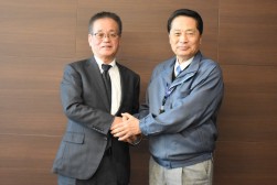 固い握手を交わす神川社長（左）と安藤社長（右）