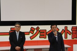 挨拶に立つ川村理事長（右）と鈴木副社長（左）