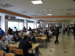 食堂の混雑からも来場の多さが分かる