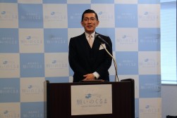 挨拶に立つ宮本社長