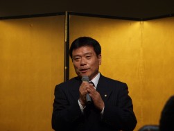 支援に謝辞と抱負を述べる川村JU福島理事長（12日懇談会にて）