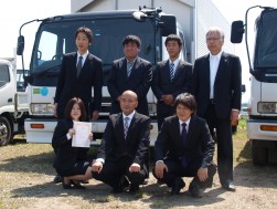 トラックセンターで新たな一歩を若い社員達と（右端が島社長）