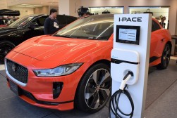 ジャガー初の電気自動車「Ｉ－ＰＡＣＥ」が日本で初めて展示された