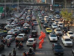 タイ首都バンコクでは朝夕ラッシュ時は車で道路が埋め尽くされる