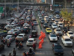 タイ首都バンコクでは朝夕ラッシュ時は車で道路が埋め尽くされる