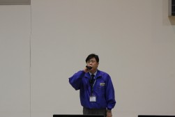 挨拶に立つ山口支店長