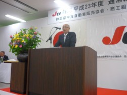 挨拶に立つ澤田理事長