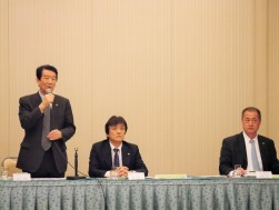 写真左から安部会長と岡小売振興委員長、小松金融委員長