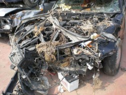 大破し異物が大量に付着した被災車両