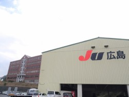 ＪＵ広島のＡＡ会場（写真手前は検査棟）