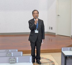挨拶に立つ大峰社長