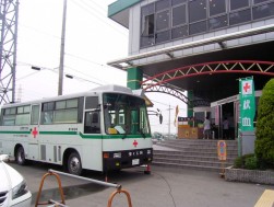 当日は毎年恒例の献血車も来場する