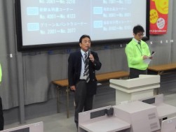 セリ前のセレモニーで挨拶を述べる澤田流通委員長