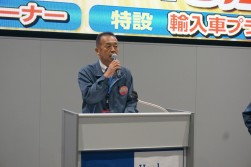 来場者に謝辞を述べる菅田会場長