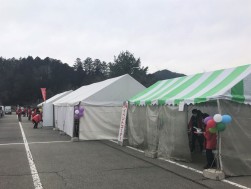 家族連れで楽しめる輪投げや風船のイベントコーナー