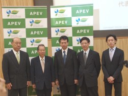 （左から）ＡＰＥＶ田嶋代表幹事、福武会長、及び関係者