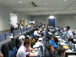 高基調を反映し大型の会場各所で動きが強い（10日撮影）