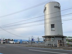 ヤードの各所に防風柵を新設（写真奥の青い柵）