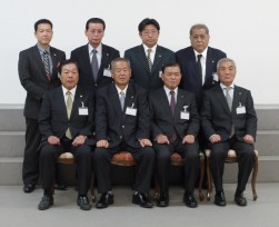 手前右から、宮部名誉顧問・北薗会長・金城副会長・山下副会長。後ろ、右から中尾副会長、永松副会長、中野副会長、黒木副会長。