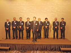 総会後の懇親会で挨拶を述べる北薗新会長