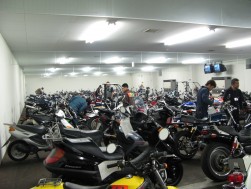 取りどりの商材に会員が食指を動かす