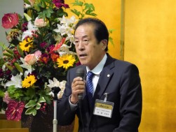 挨拶する財藤新会長・理事長