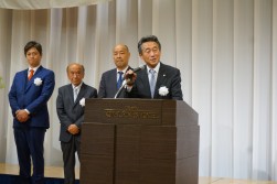 総会後合同懇親会で挨拶する薄会長・理事長