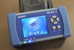 デンソーと共同開発したＯＢＤ検査専用システム「ＤＳＴ－ⅰ ｆｏｒ ＵＳＳ」を用いて検査を行なう