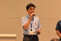 セリ前に挨拶を述べる方山会場長