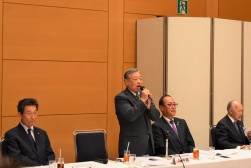 冒頭で挨拶を述べる岩瀬前会長