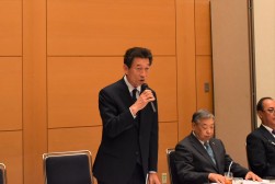 来賓挨拶を述べるJU中販連・海津博会長