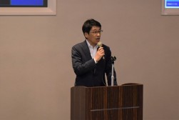 セリ前に挨拶に立つ北口社長