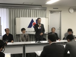 今後活動について抱負を述べる大村直幸会長